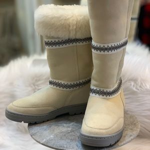 UGG SUNDANCE REVIVAL WHITE SUEDE BOOT W/Tasman braid detail. Sz 7